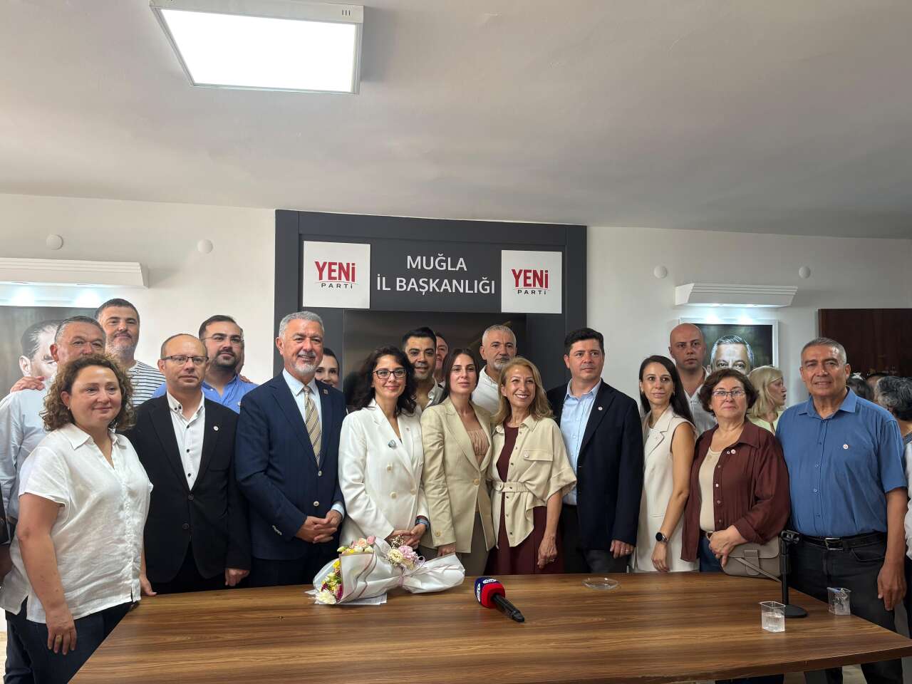 Menteşe Belediye Başkanı Gonca Köksal Aras ve Meclis Üyelerine YENİ Parti Rozeti 2